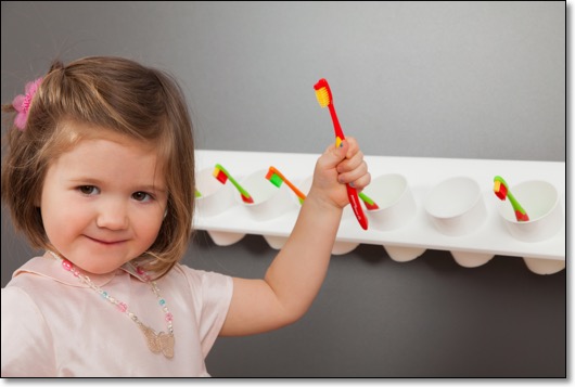 zahnputzbecherleiste_zahnputzbecherhalter_fotoleiste_zaehneputzen_zaehne_putzen_zahnpflege_kita_kindergarten_krippe_zahnhygiene_zahngesundheit_tischlerei_holzwerkstatt_kaesebier_hamburg_kita-shop.com_1921.jpg