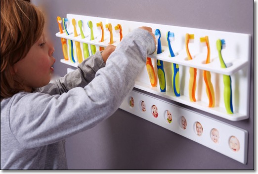 kita-shop.com_tischlerei_holzwerkstatt_kaesebier_hamburg_zahnpflege_zaehne_putzen_in_kita_kiga_kindergarten_kindertagesstaette_krippe_zahnbuerstenleiste_zahnbuerstenhalter_3715.jpg
